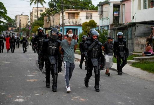 Homem é preso por forças de segurança do regime cubano após os protestos contra o governo em Havana