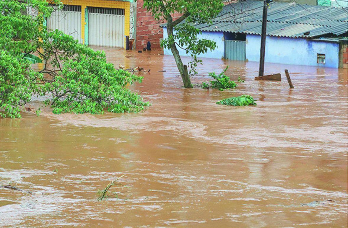 Dia 24 de janeiro. Chuva forte fez rio das Velhas transbordar, o que expulsou moradores das margens, no bairro Roça Grande, em Sabará
