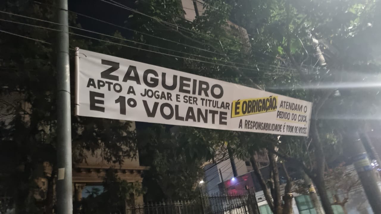 Torcedores colocaram faixas na porta da sede de Lourdes
