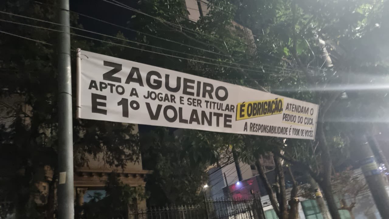 Torcedores colocaram faixas na porta da sede de Lourdes