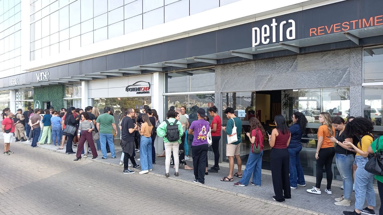 Fila se forma na loja física