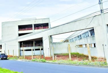 Sete Lagoas. Hospital deveria ter sido inaugurado no ano passado, mas imagem é de abandono