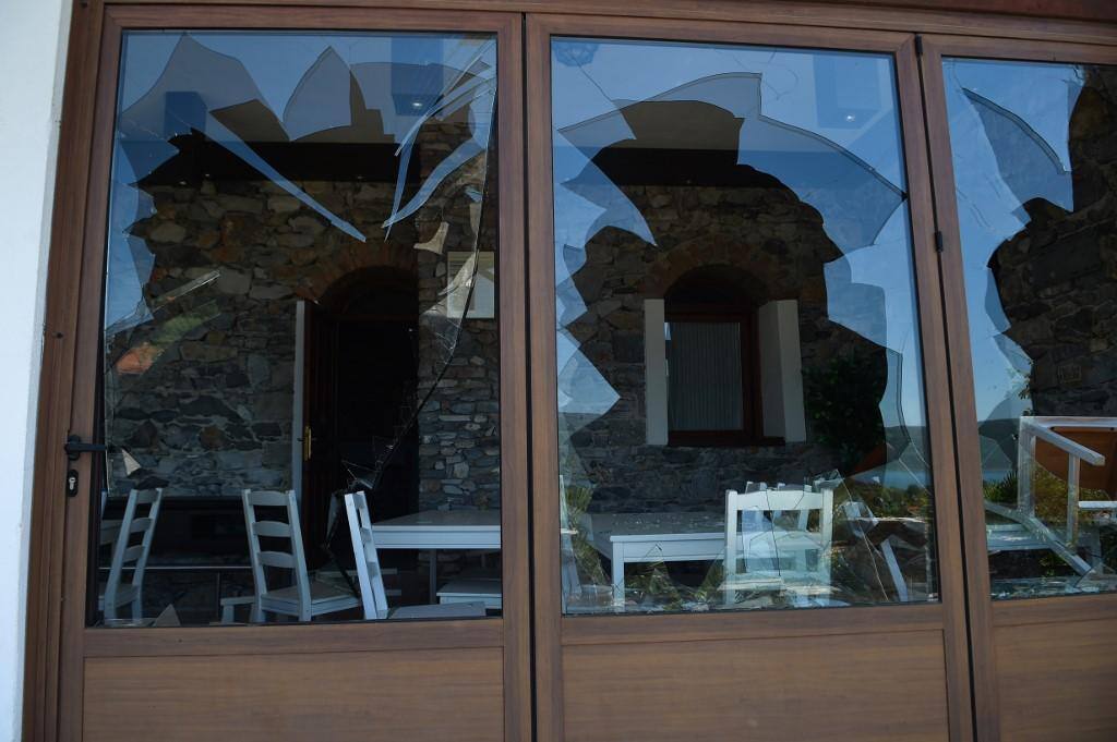 Hotel na Grécia foi destruído por militantes de extrema direita para impedir a chegada de imigrantes
