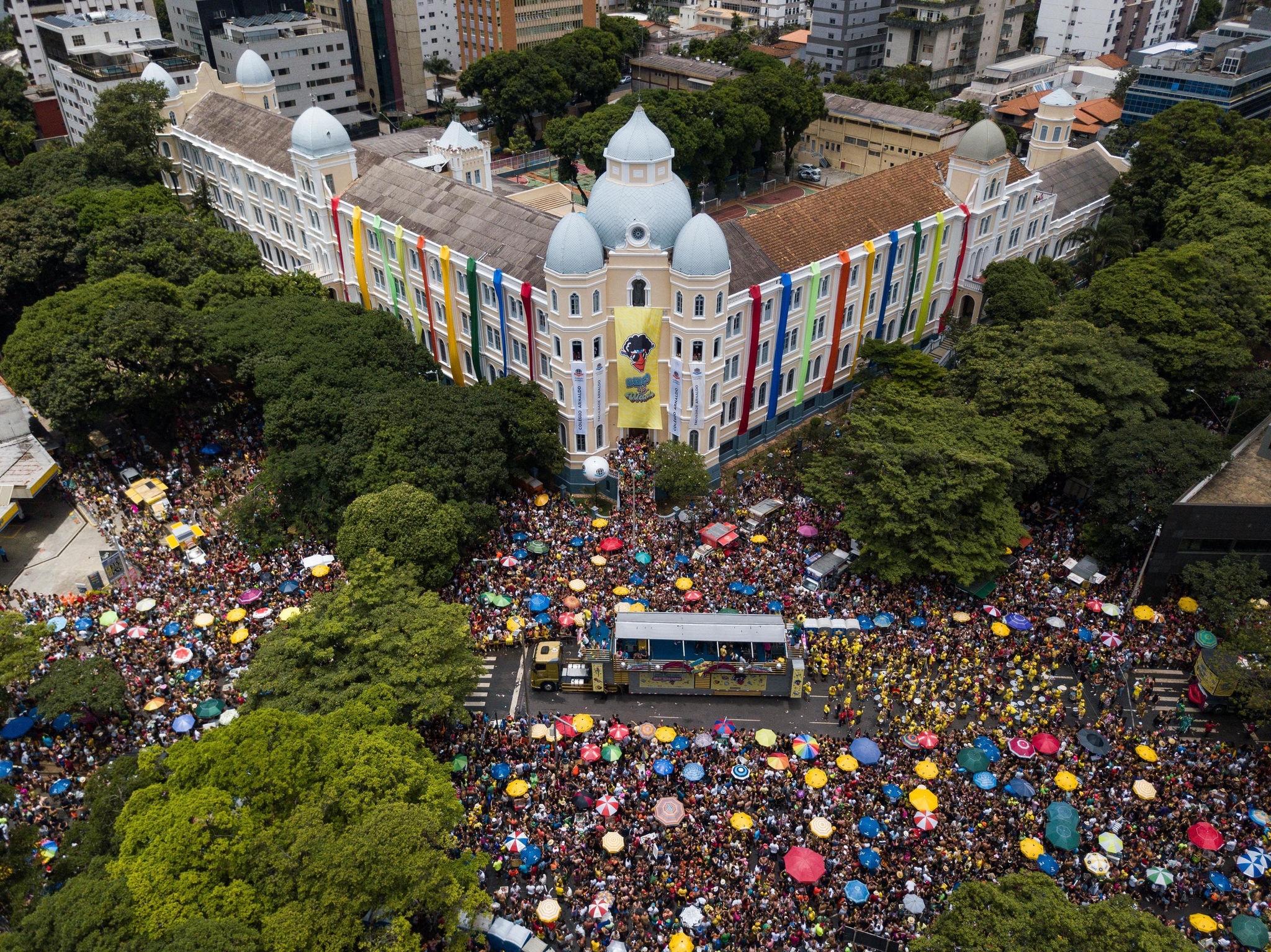 Imagem aérea mostra a multidão que acompanhou o cortejo do Beiço do Wando (PASSE PARA O LADO E VEJA MAIS IMAGENS)