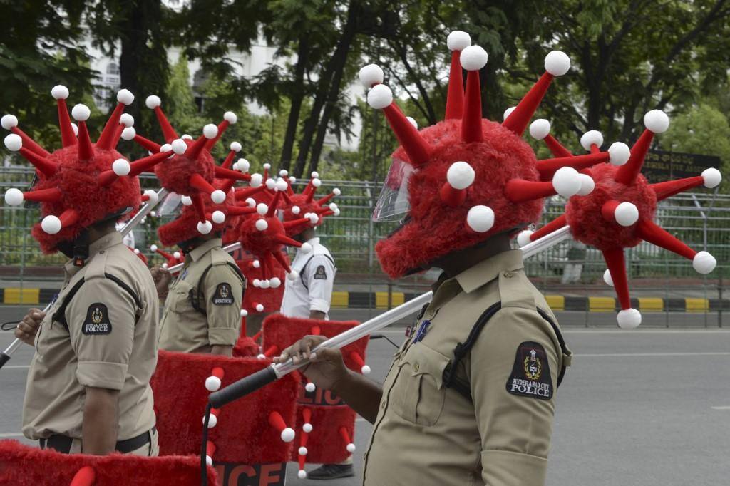 Polícia indiana trabalha com capacetes no formato do coronavírus