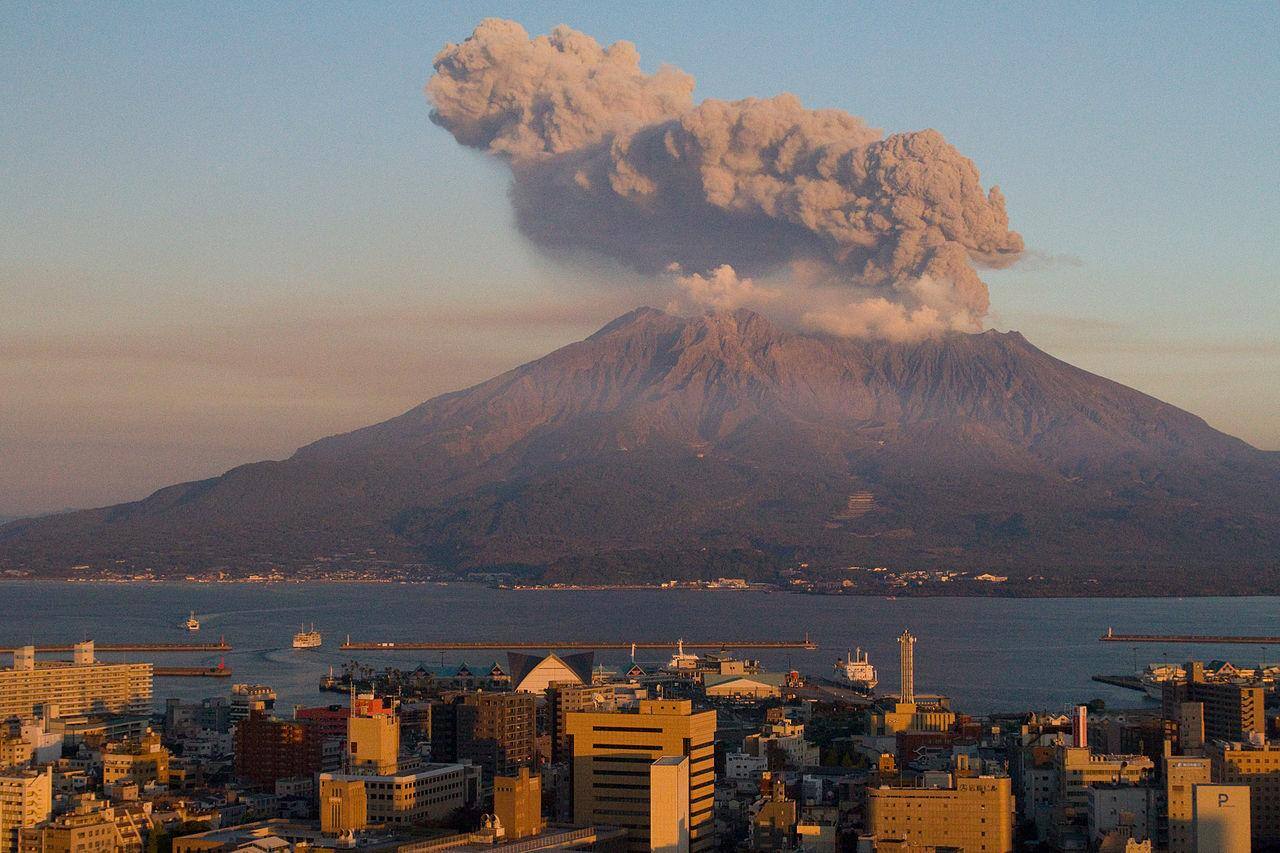 Vulcão, que exala fumaça e cinzas regularmente, é uma das maiores atrações turísticas do Japão
