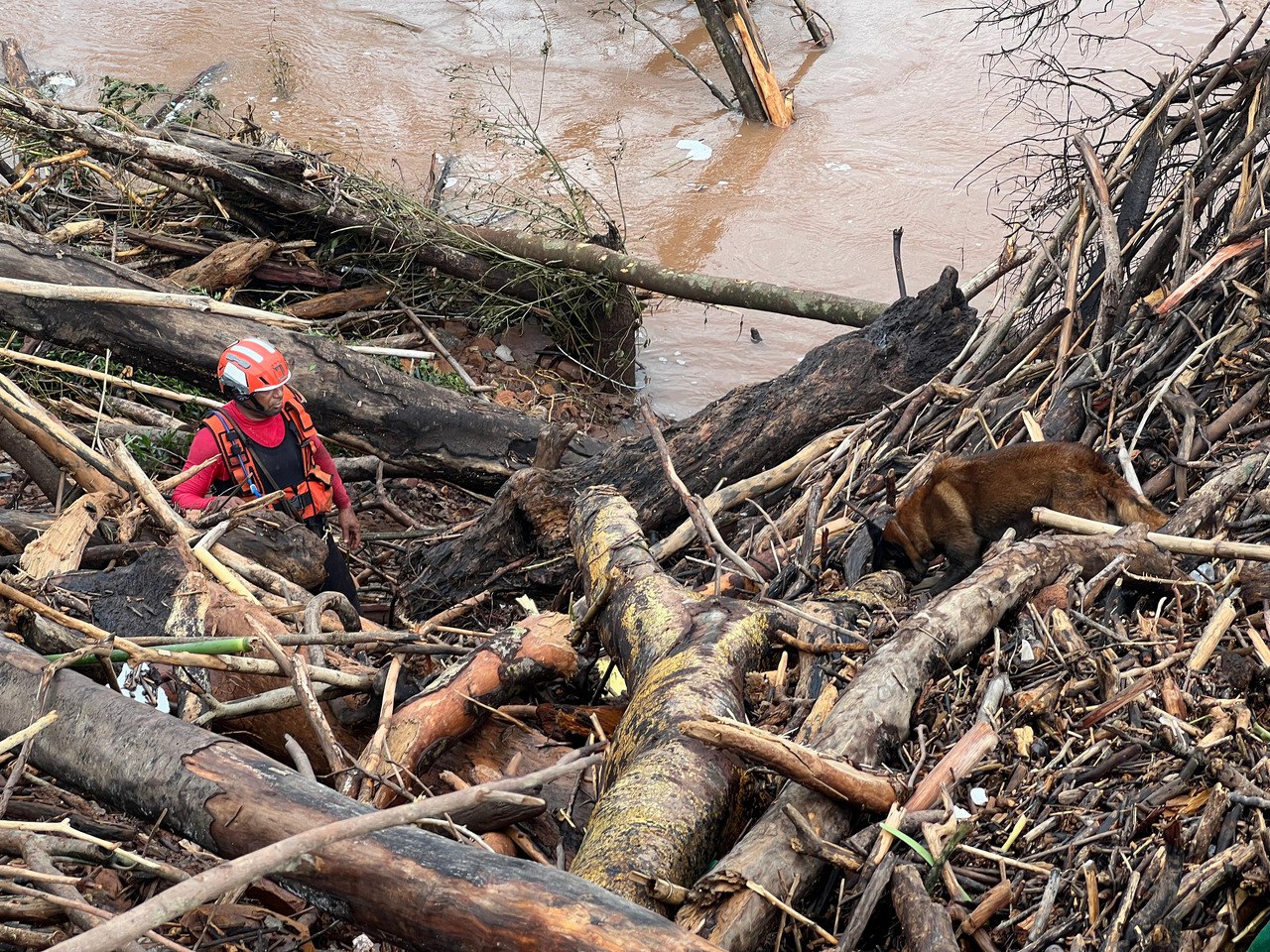 Bombeiro mineiro realiza buscas ipor vítimas em área de deslizamento, em Bento Gonçalves (RS)
