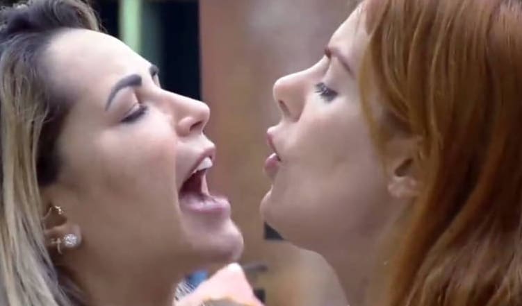 Em A Fazenda 14, após discussão generalizada, Deborah e Deolane batem boca na cozinha
