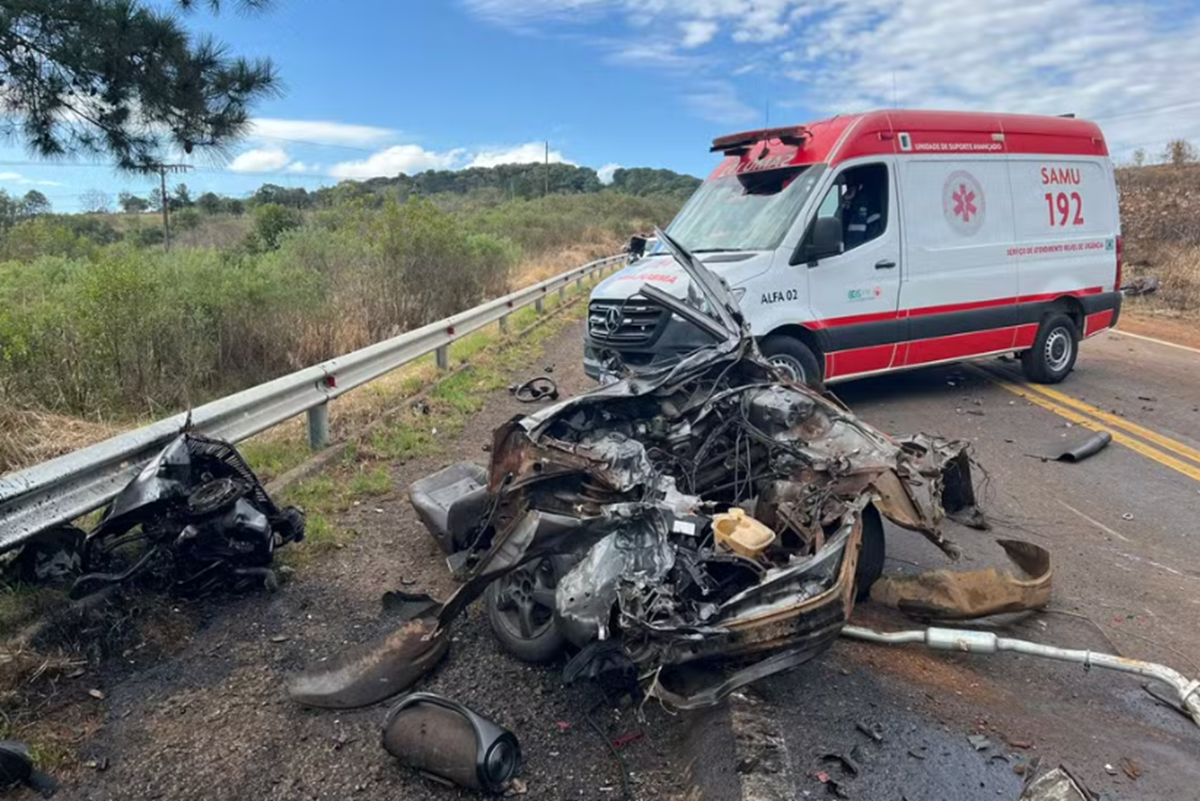 Picape foi partida ao meio após colisão com caminhão na PR-170, em Guarapuava (PR)
