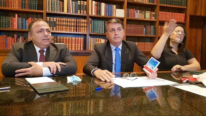 O presidente Jair Bolsonaro e o ministro interino da Saúde, Eduardo Pazuello, durante a live