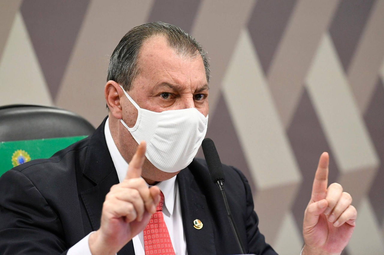 Omar Aziz rebateu postagem de Bolsonaro que o criticava por projeto que pedia criminalização de medicamentos sem eficácia comprovada