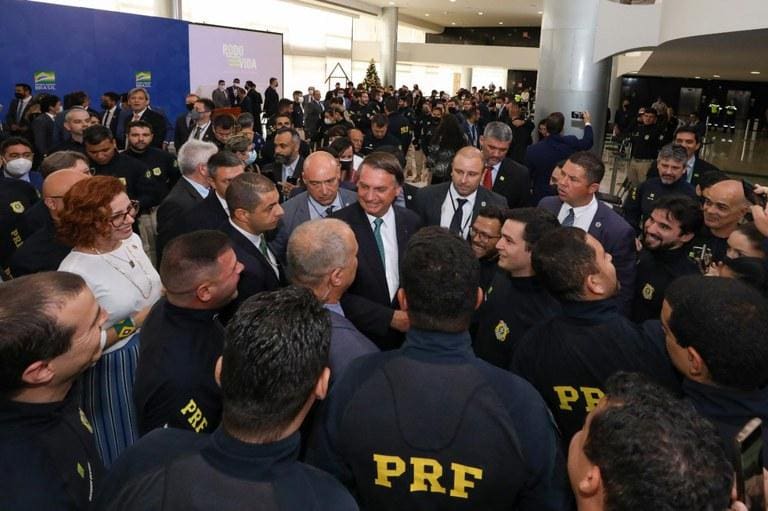 O presidente Jair Bolsonaro cumprimenta policiais rodoviários federais no Palácio do Planalto: categoria é uma das mais prestigiadas pelo governo