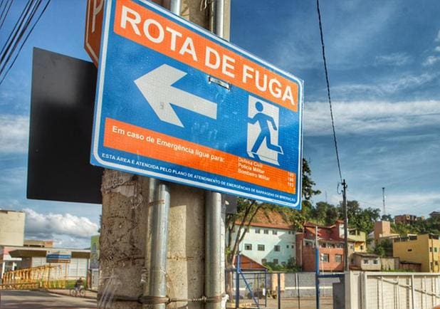 Placas sinalizando a rota de fuga em caso de rompimento da barragem em Barão de Cocais