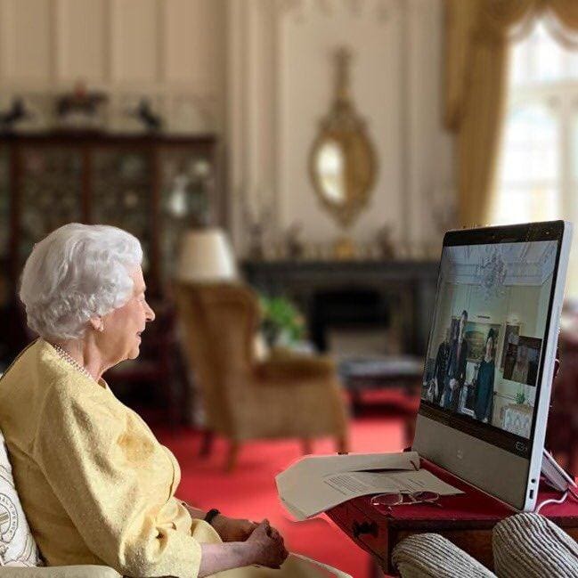 Rainha Elizabeth II retoma compromissos oficiais após repouso e internação