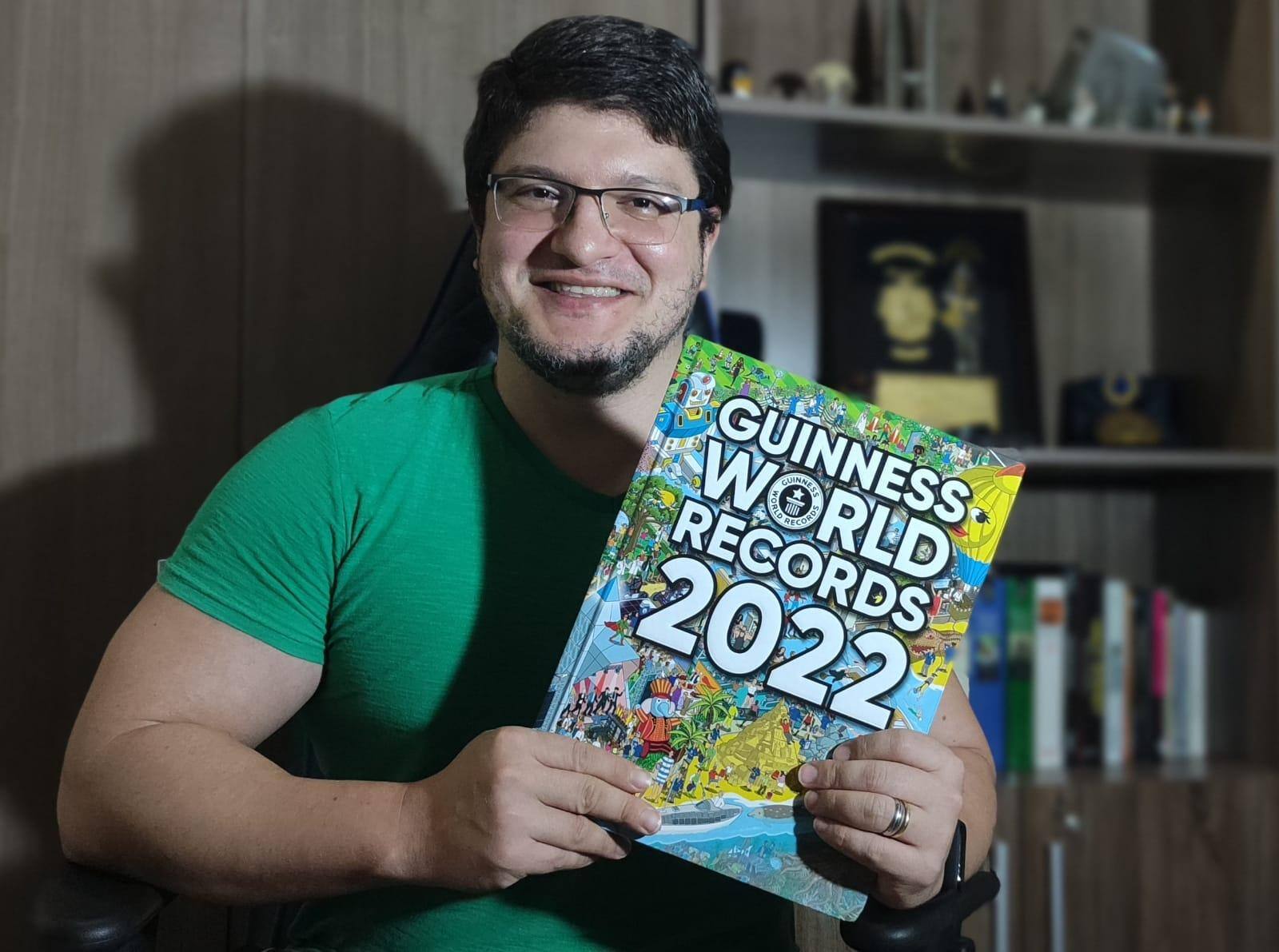 Cícero exibe com orgulho o livro dos recordes 2022, onde seu trabalho está impresso
