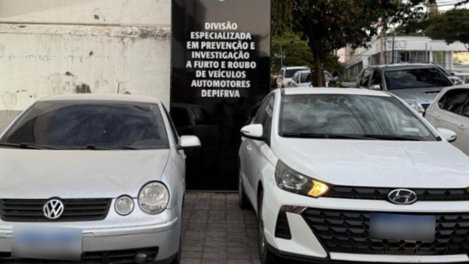 Carros apreendidos no ponto de adulteração de veículos