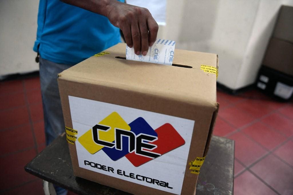Eleitor vota na Venezuela