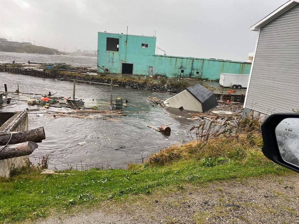 ALT Furacão Fiona atingiu a costa Leste do Canadá e deixou árvores arrancadas, casas destruídas, linhas elétricas danificadas ALT Furacão Fiona atingiu a costa Leste do Canadá e deixou árvores arrancadas, casas destruídas, linhas elétricas danificadas