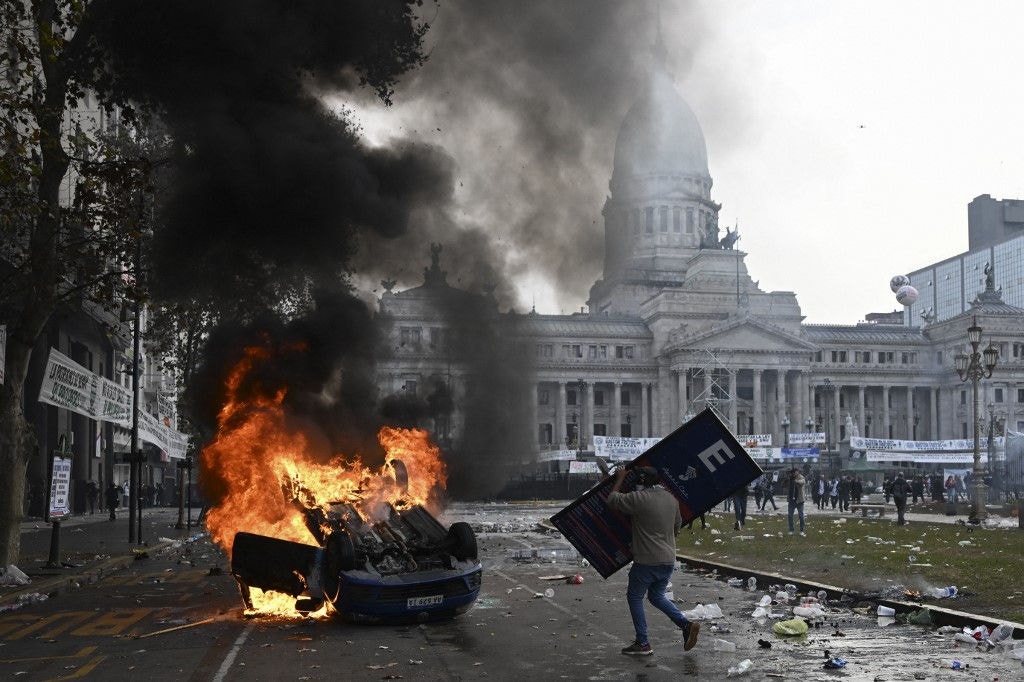 Carros foram incendiados durante o protesto em frente ao Congresso da Argentina