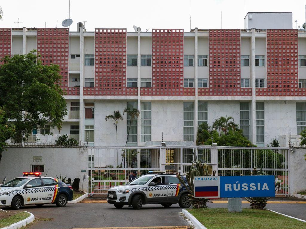 Policiais militares em frente à Embaixada da Rússia em Brasília