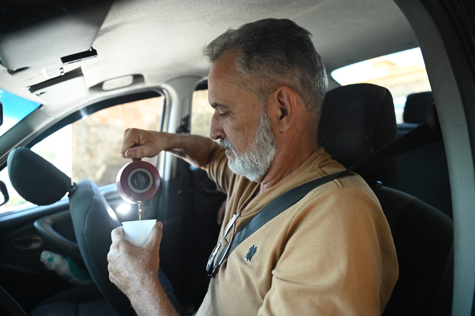 Roberto é motorista de aplicativo e resgata a mineiridade oferecendo cafezinho como cortesia aos passageiros