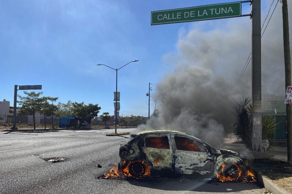 carro incendiado no méxico  612023