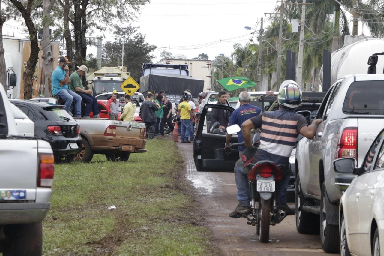 Caminhoneiros e produtores rurais fecham rodovia após confirmação da vitória de Lula nas urnas