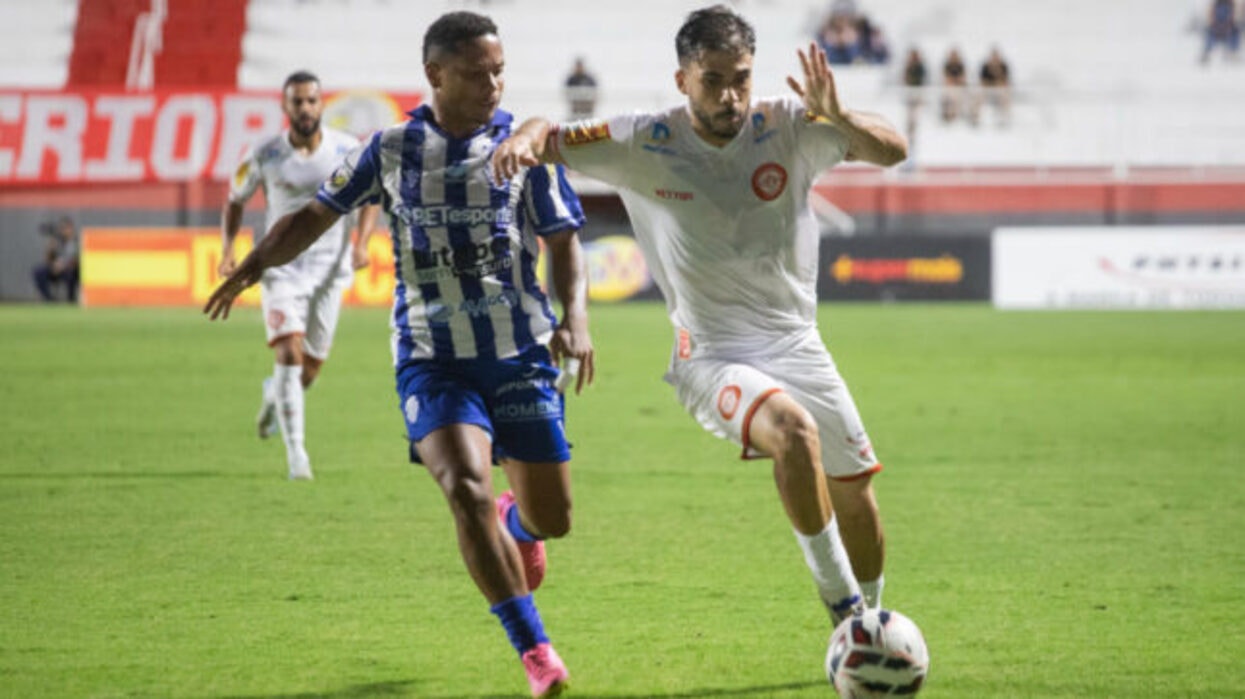 Jogador do Tombense em ação durante partida da Série C do Brasileiro 