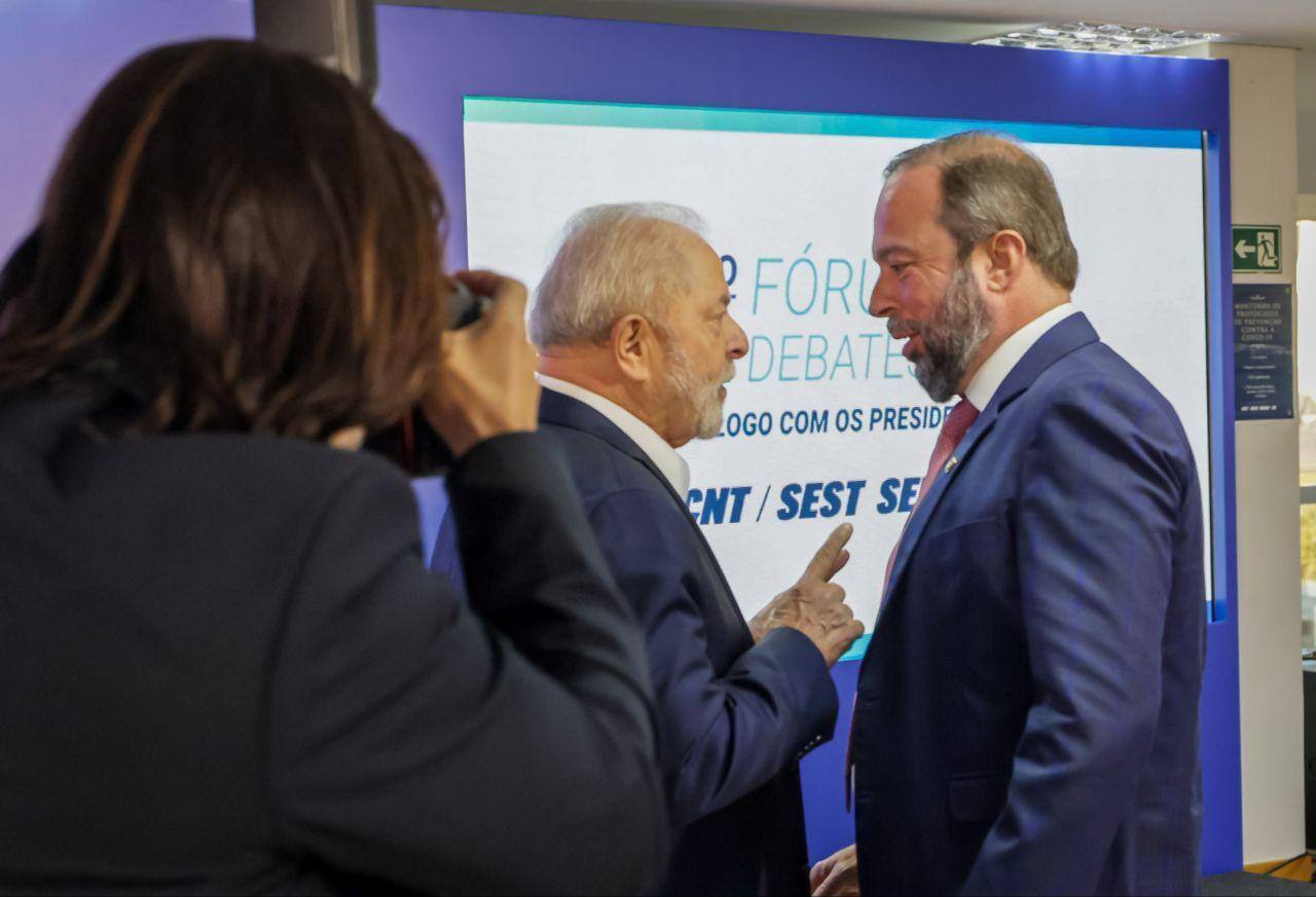 Lula e Alexandre Silveira assinam o projeto de lei em cerimônia no Palácio do Planalto nesta quinta-feira (14)Lula e Alexandre Silveira