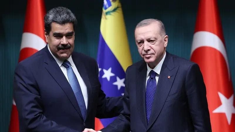 O presidente da Turquia, Recep Tayyip Erdogan, aperta a mão de seu homólogo venezuelano Nicolas Maduro durante uma entrevista coletiva conjunta após sua reunião em Ancara em junho de 2022