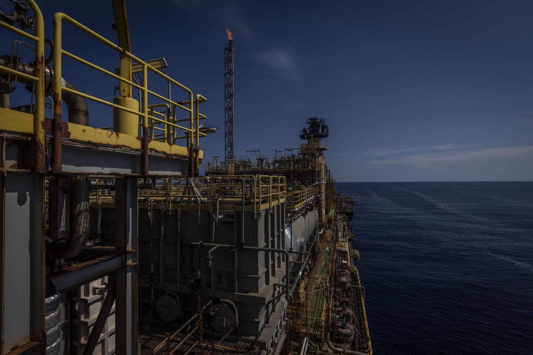 Estreito de Ormuz, no Irã, é o trecho que conecta o Golfo Pérsico com o Golfo de Omã, e por onde passa cerca de 20% do comércio global de petróleo; Petrobras pode segurar aumentos