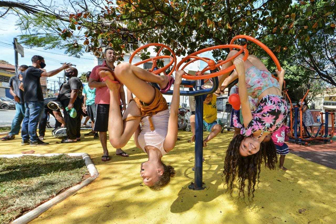 Com melhora dos indicadores, crianças brincam em praça do bairro Vista Alegre