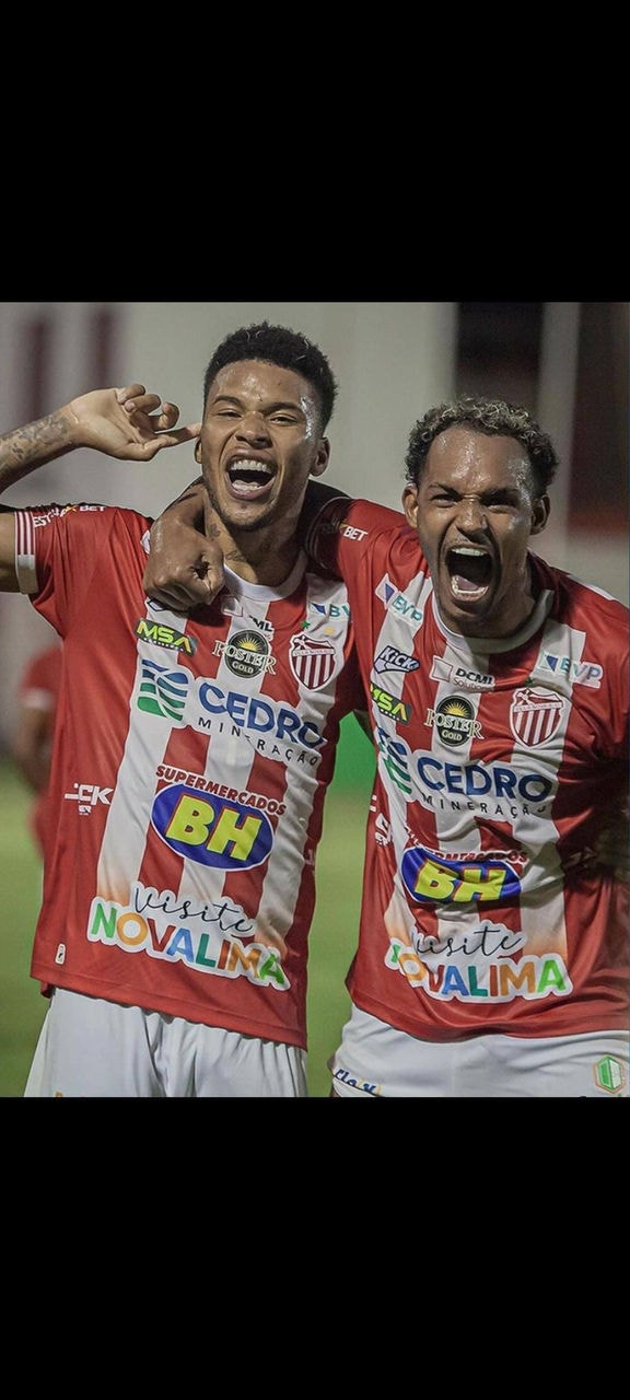 Guilherme Santos e Neto comemoram o gol da vitória do
