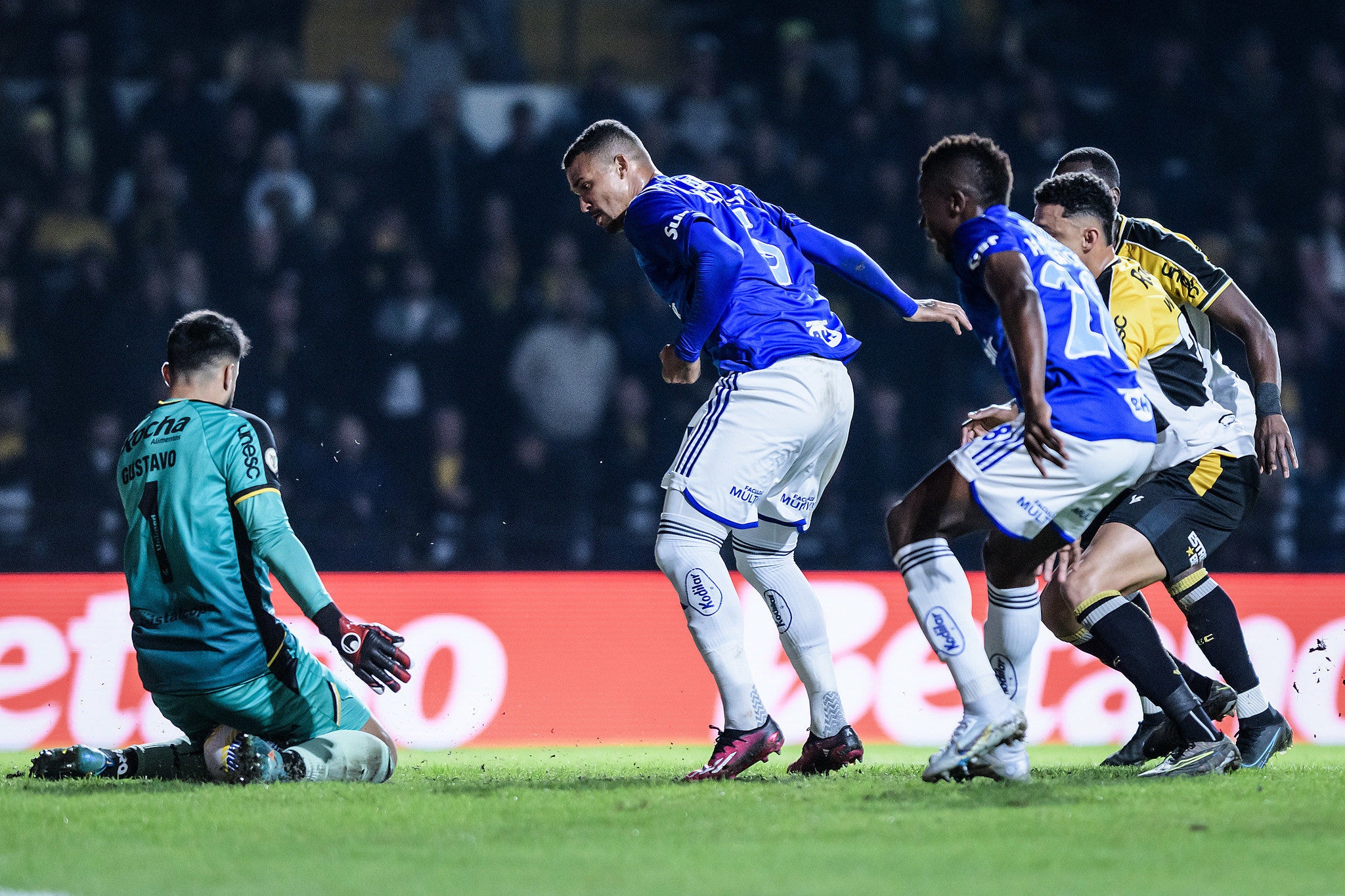 Raposa dominou o primeiro tempo e levou o gol no segundo