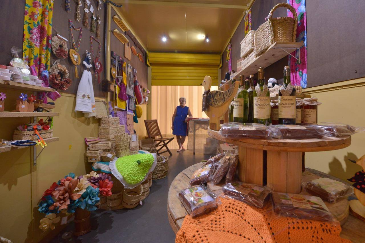 Lojista vende peças de artesanato, móveis, acessórios, bebidas e doces mineiros