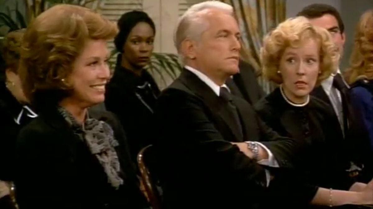 Cena da antiga e popular série "Mary Tyler Moore", na qual a protagonista tem uma crise de riso em um funeral (a cena pode ser vista no Youtube)
