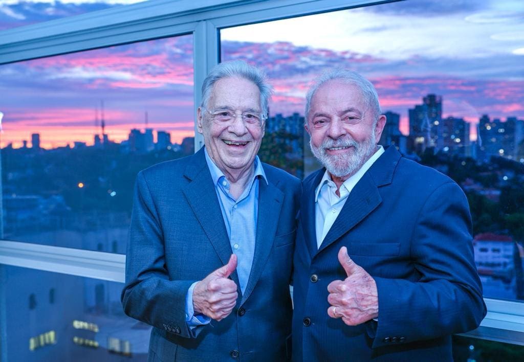 Na imagem, da esquerda para direita, os ex-presidentes FHC e Lula