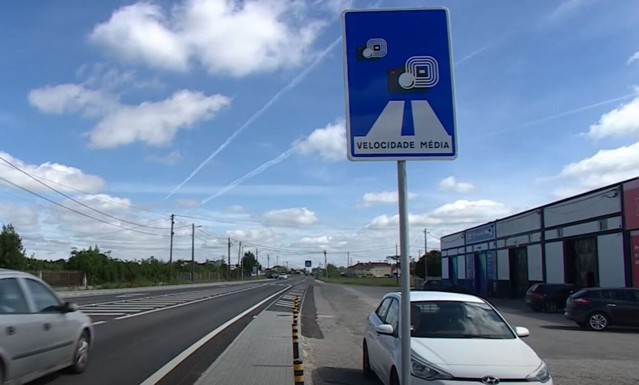 Modelo de placa de fiscalização de velocidade média em Portugal