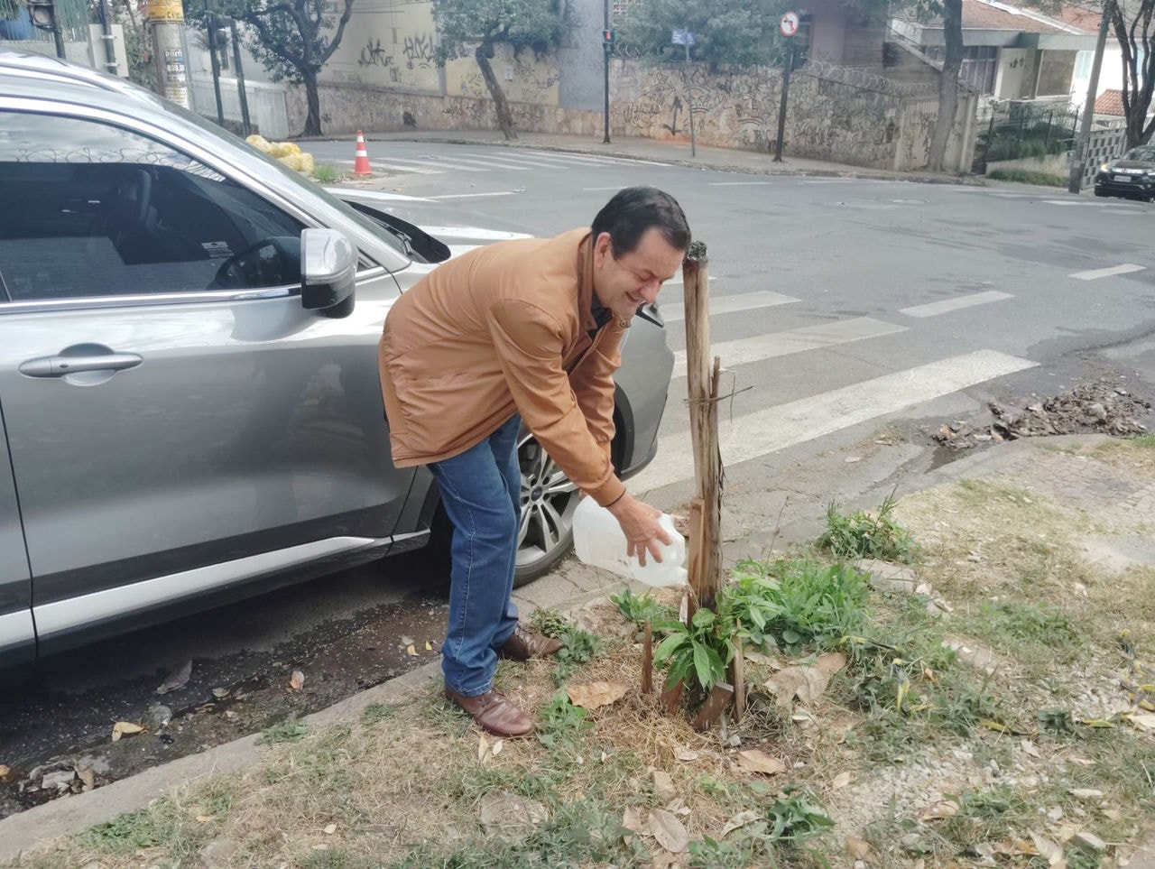 O deputado Antonio Carlos Arantes (PL) que regava mudas de árvores na manhã desta sexta-feira (25 de julho) no bairro Gutierrez, região oeste da capital