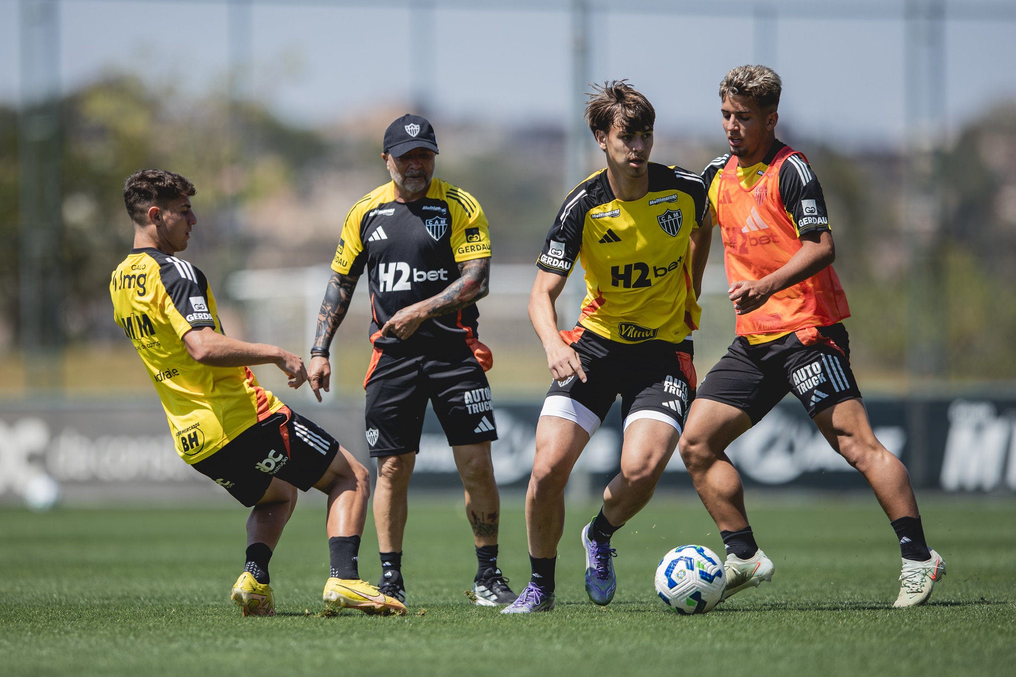 Vitão em ação em treino na Cidade do Galo
