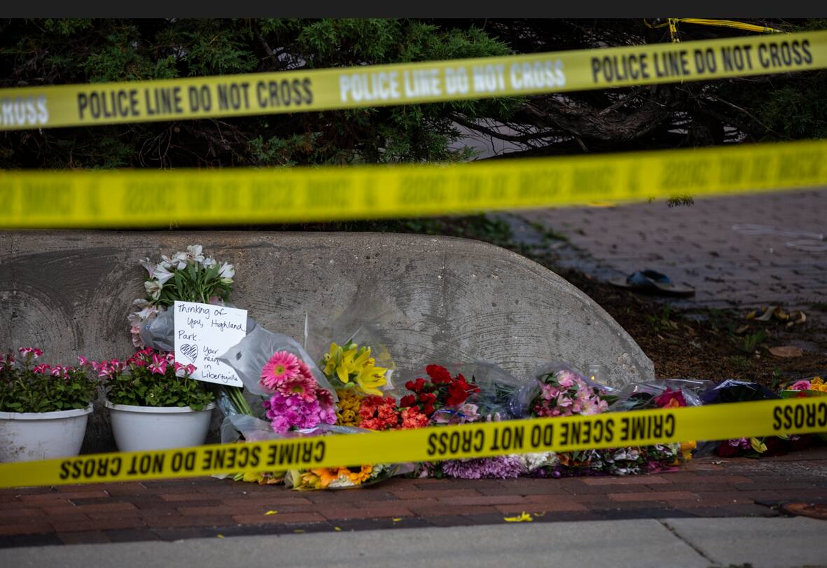 Moradores de Highland Park deixaram flores nos locais das mortes para homenagear as vítimas