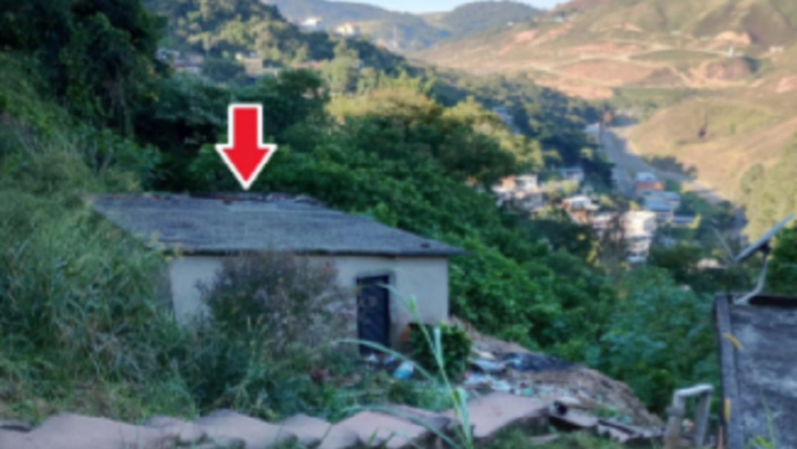 Casa apresentava histórico de deslizamentos de terra e risco iminente de colapso