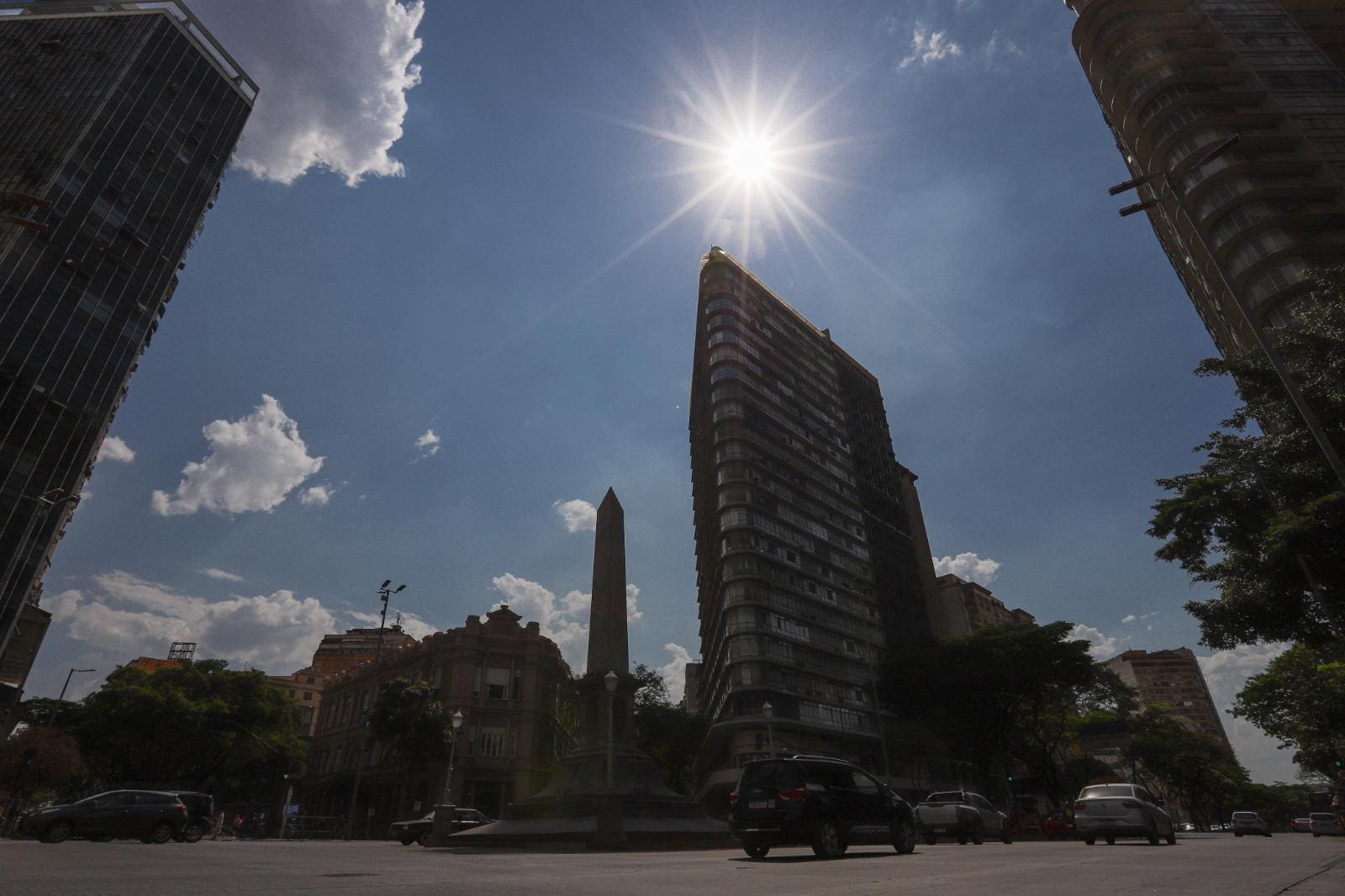 Os termômetros devem atingir 39°C neste sábado (18 de novembro) em Belo Horizonte