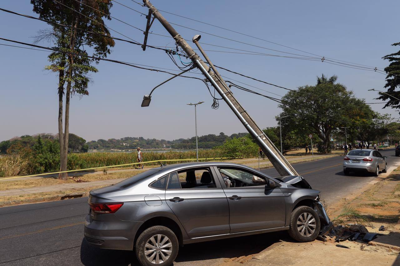 Motorista com sinais de embriaguez bateu em poste na orla da Pampulha