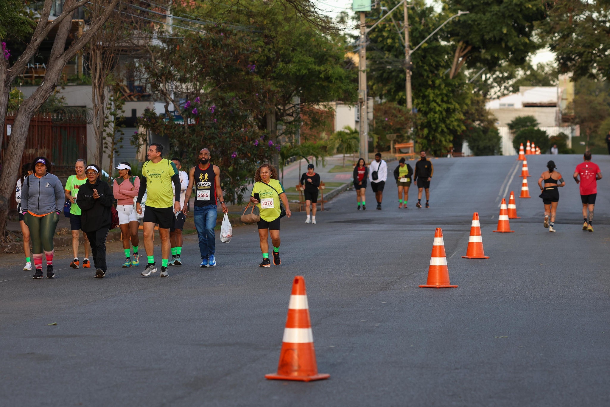 Atletas e famílias movimentam o Mirante Belvedere antes da Corrida O TEMPO