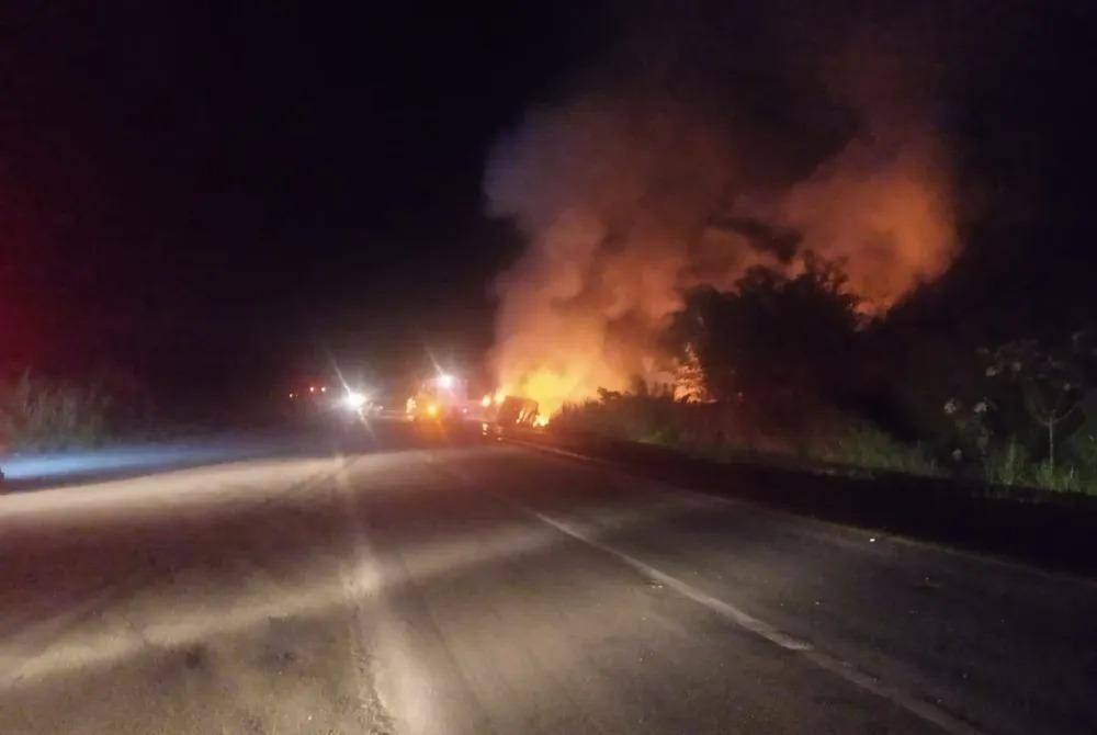 Carreta com Bíblias tomba, pega fogo e motorista morre preso às ferragens em MG