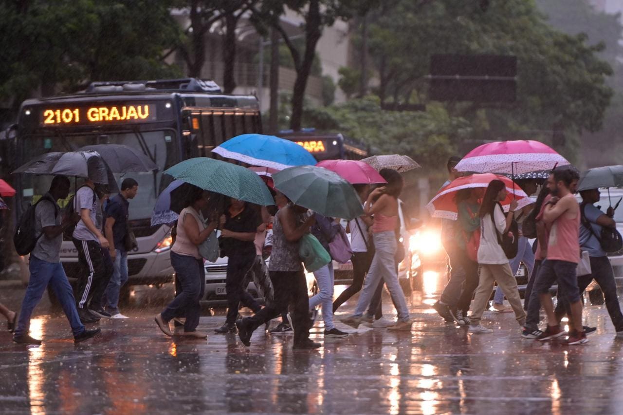 Alerta de chuva intensa é válido até as 10h desta quinta-feira (28)