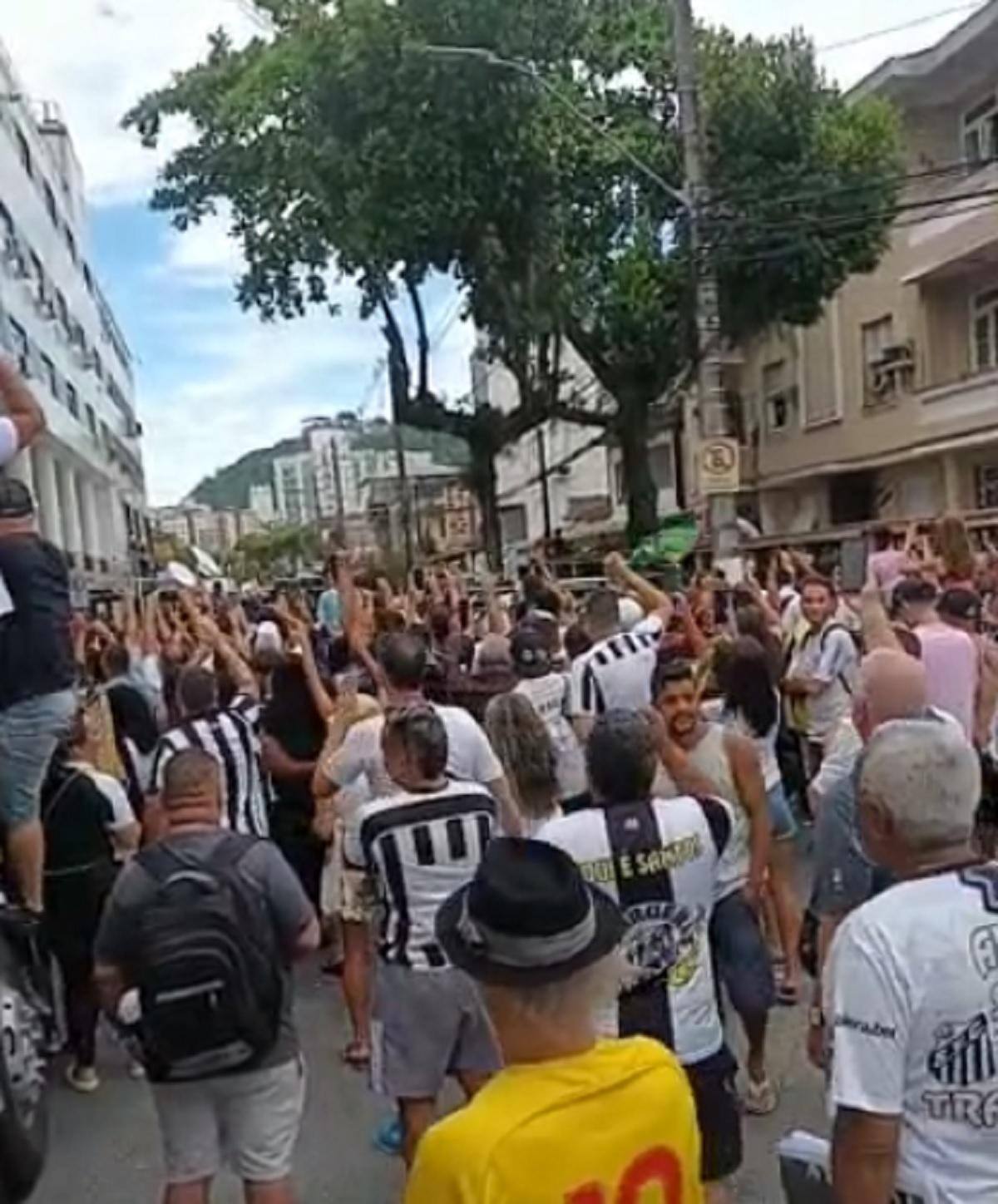 Lula é alvo de protestos na Vila Belmiro
