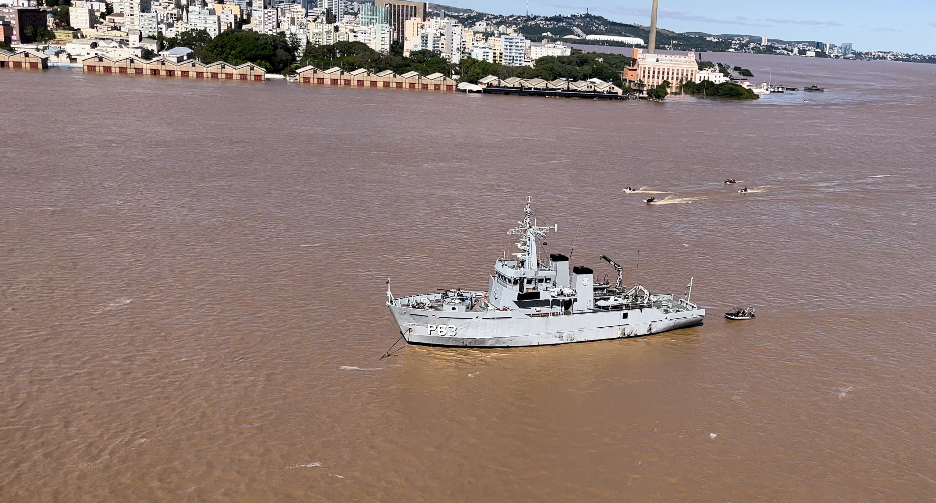 A Marinha também enviou ao Rio Grande do Sul um grupamento de fuzileiros navais em apoio à Defesa Civil, esquadrões aéreos e mergulhadores