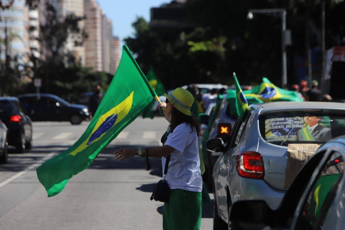 Manifestantes pró-Bolsonaro fizeram carreata até o 12º Batalhão
